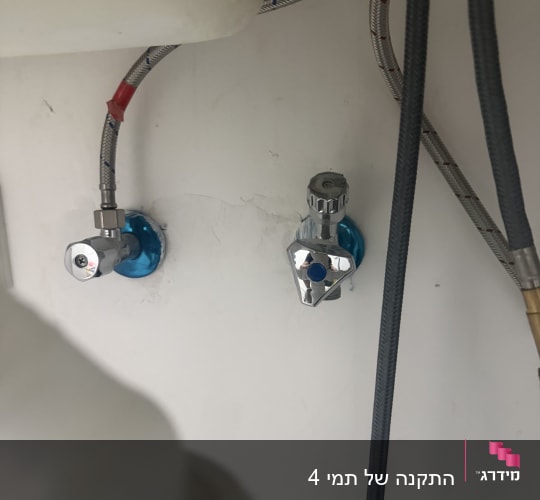 ברזים וצינורות מתחת לכיור במטבח